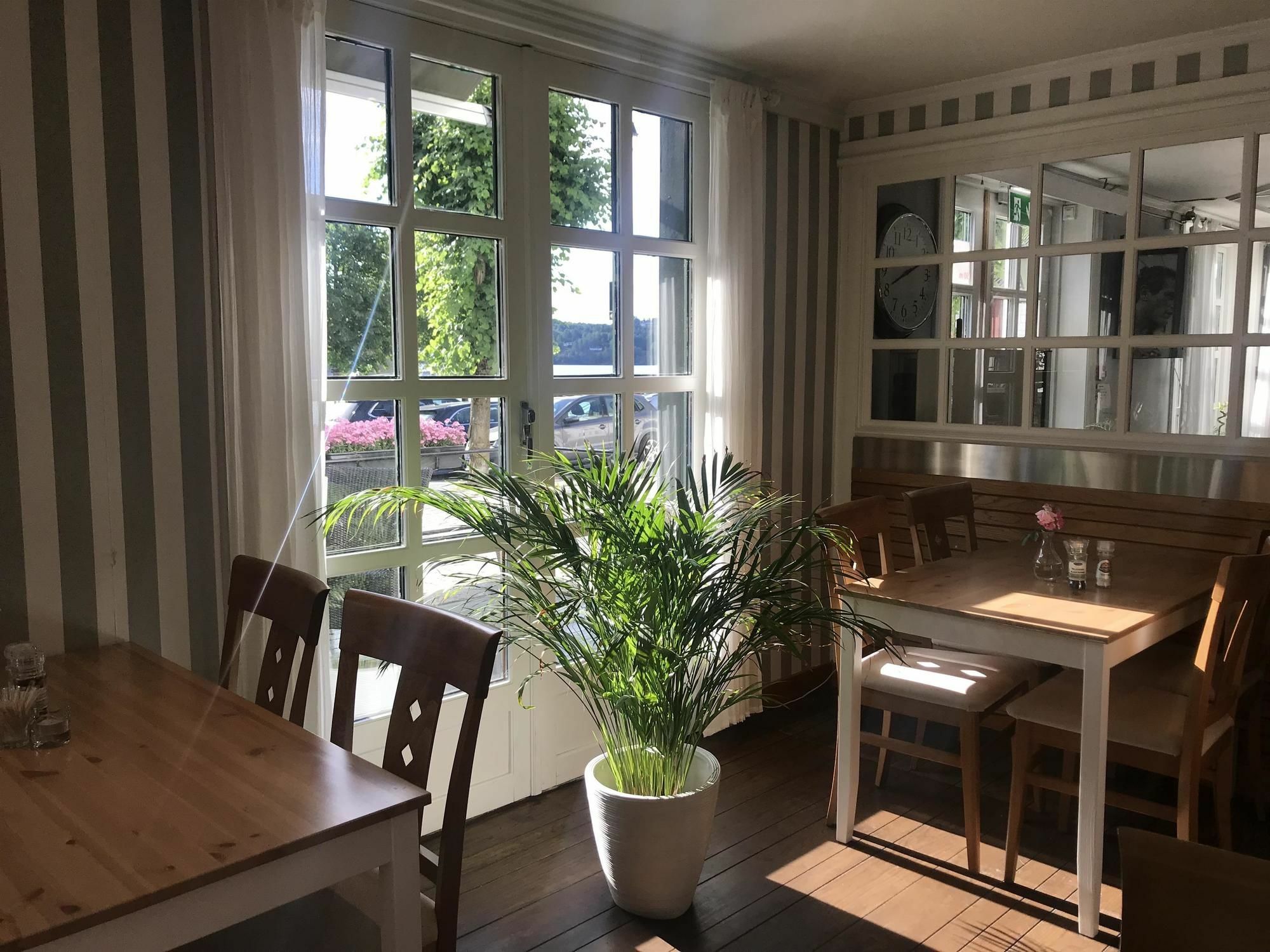Tvedestrand Fjordhotell - Unike Hoteller Exteriör bild